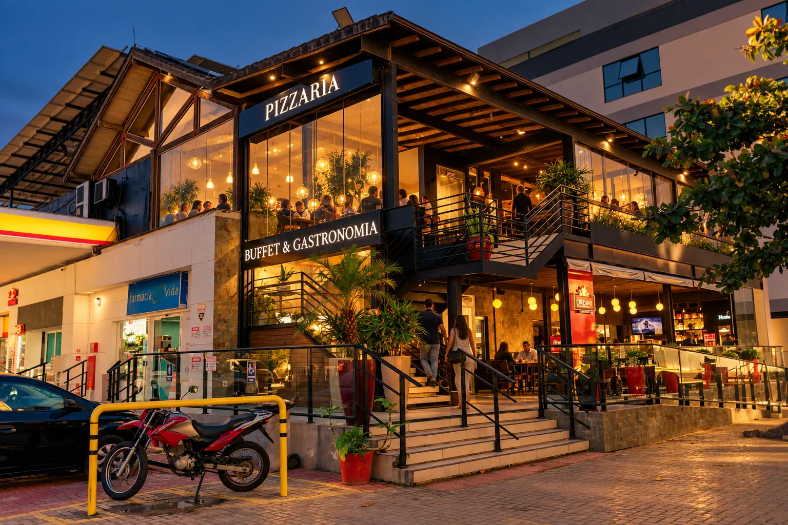 Fachada da pizzaria à noite, com o salão iluminado e gente chegando