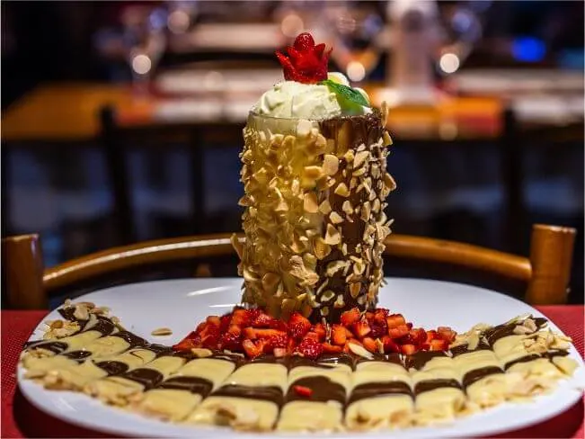 Montezuma de chocolate com amêndoas torradas, sorvete e morangos