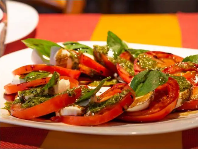 Salada caprese com tomate, mussarela de búfala e manjericão